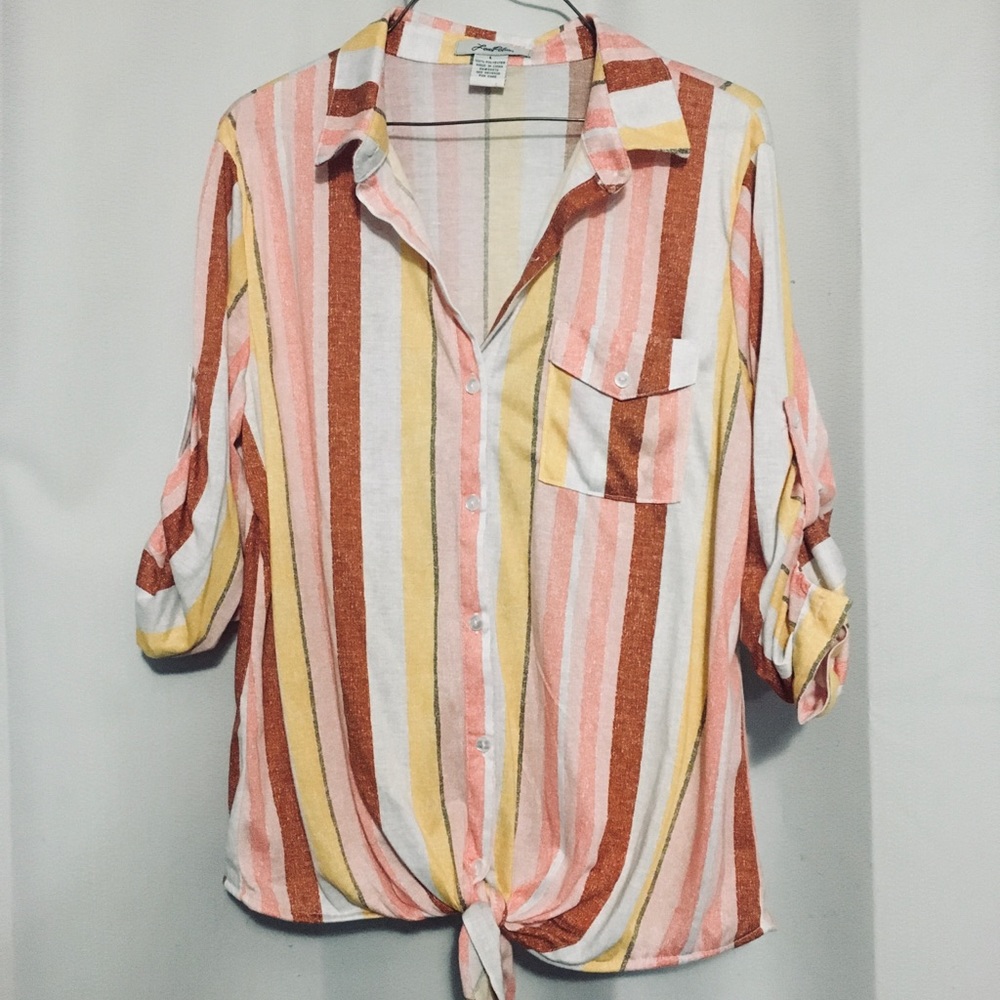✨super cute button up blouse!✨